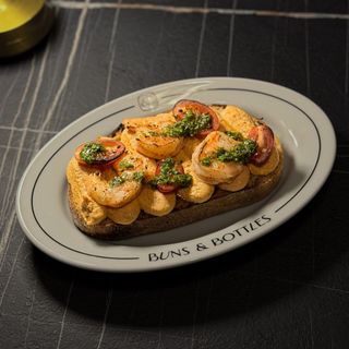 Bruschetta z hummusem i krewetką