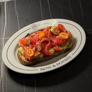 Bruschetta z łososiem gravlax i guacamole