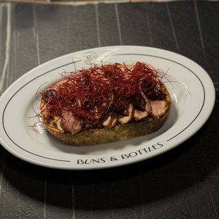 Bruschetta z piersią kaczki i suszonymi śliwkami